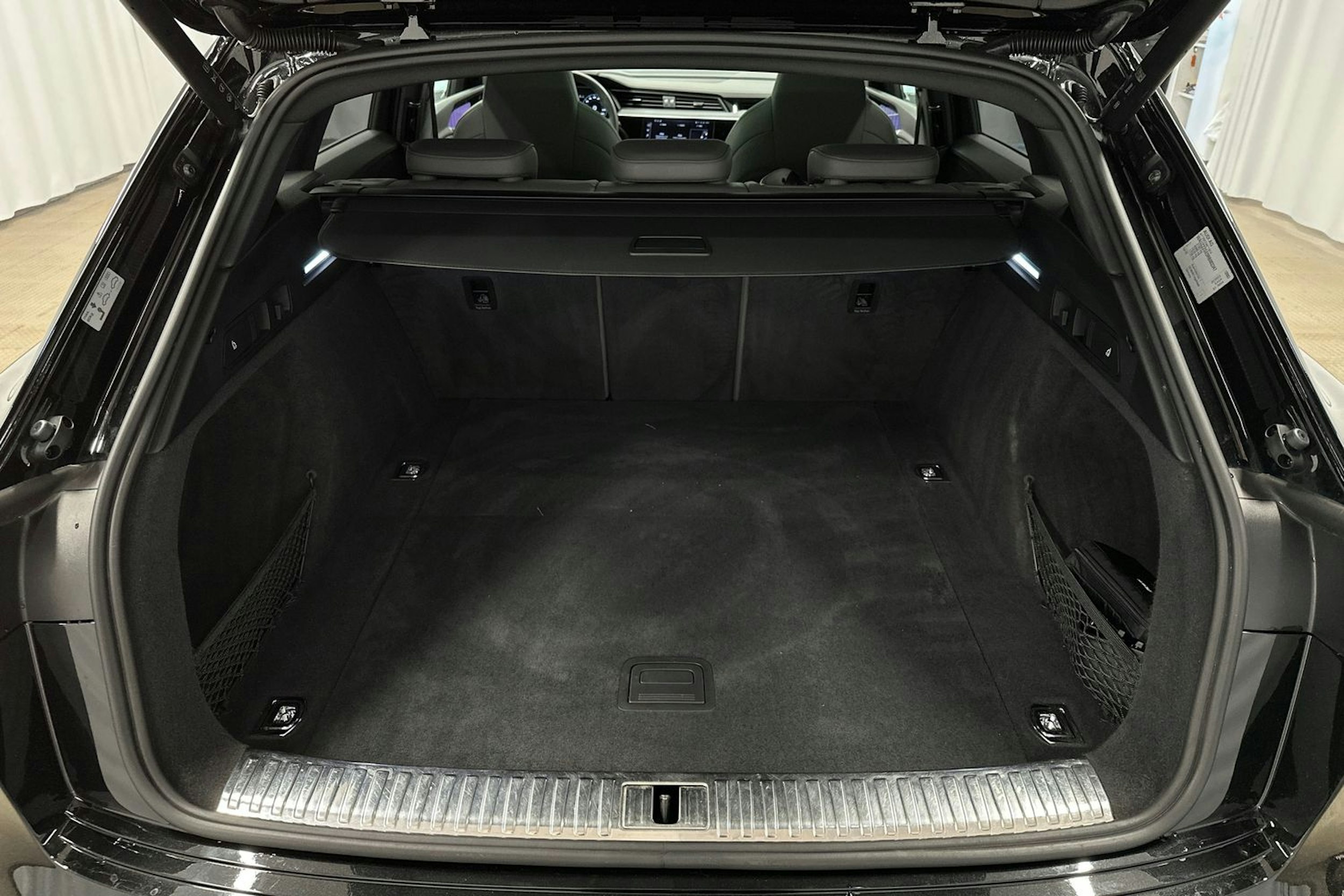 musta Audi Q8 e-tron 2024 kuva 15.