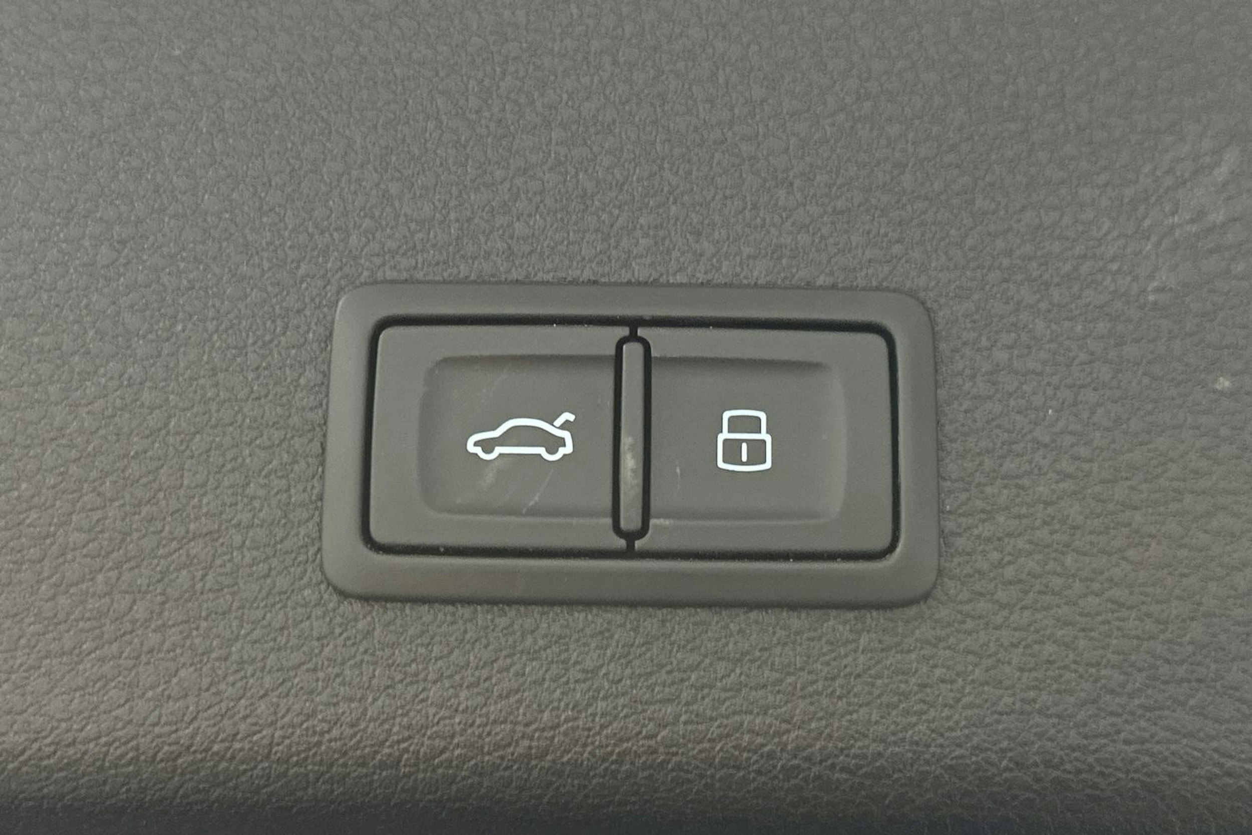 musta Audi Q8 e-tron 2024 kuva 16.