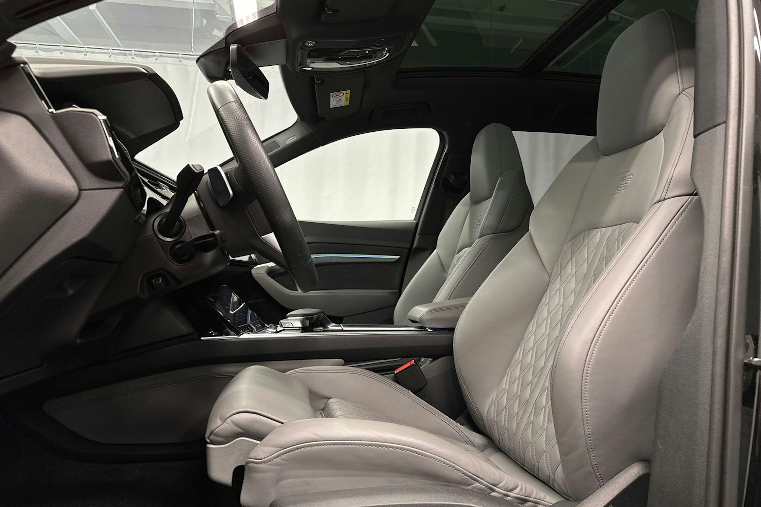musta Audi Q8 e-tron 2024 kuva 18.