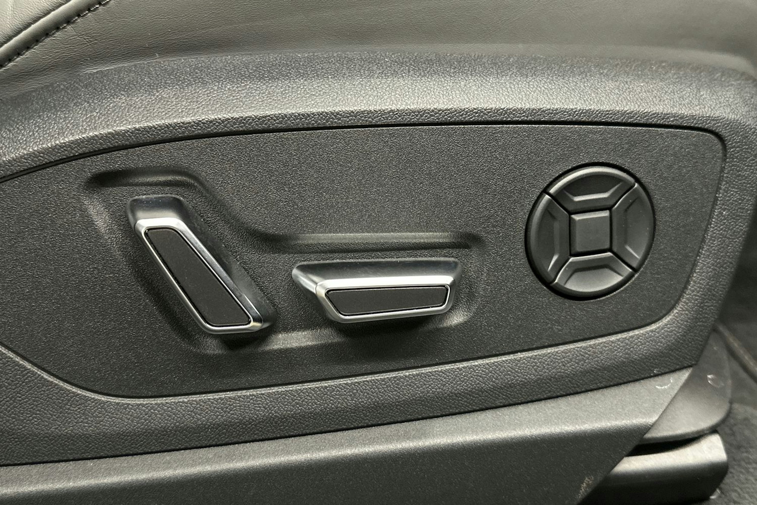 musta Audi Q8 e-tron 2024 kuva 21.