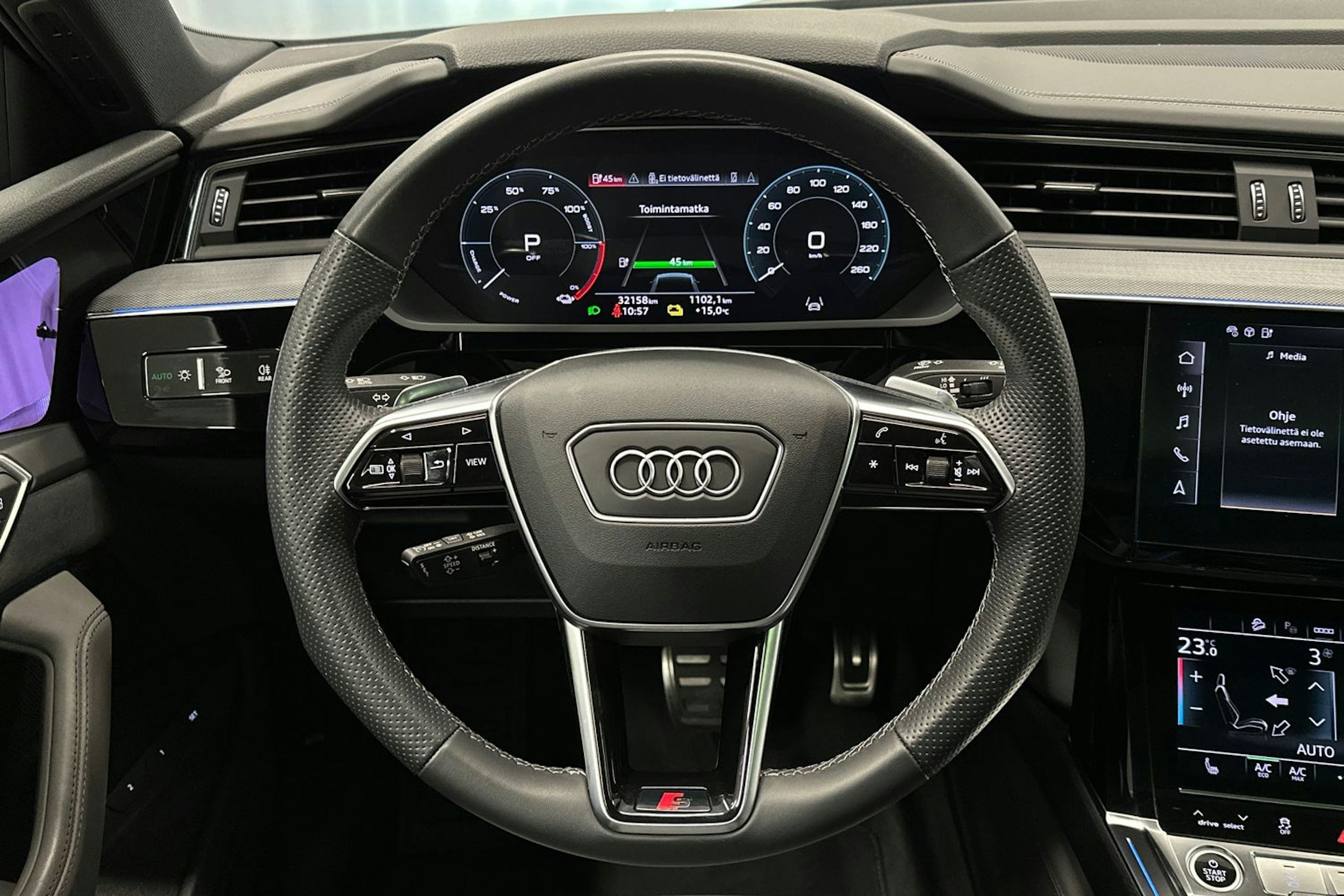 musta Audi Q8 e-tron 2024 kuva 24.