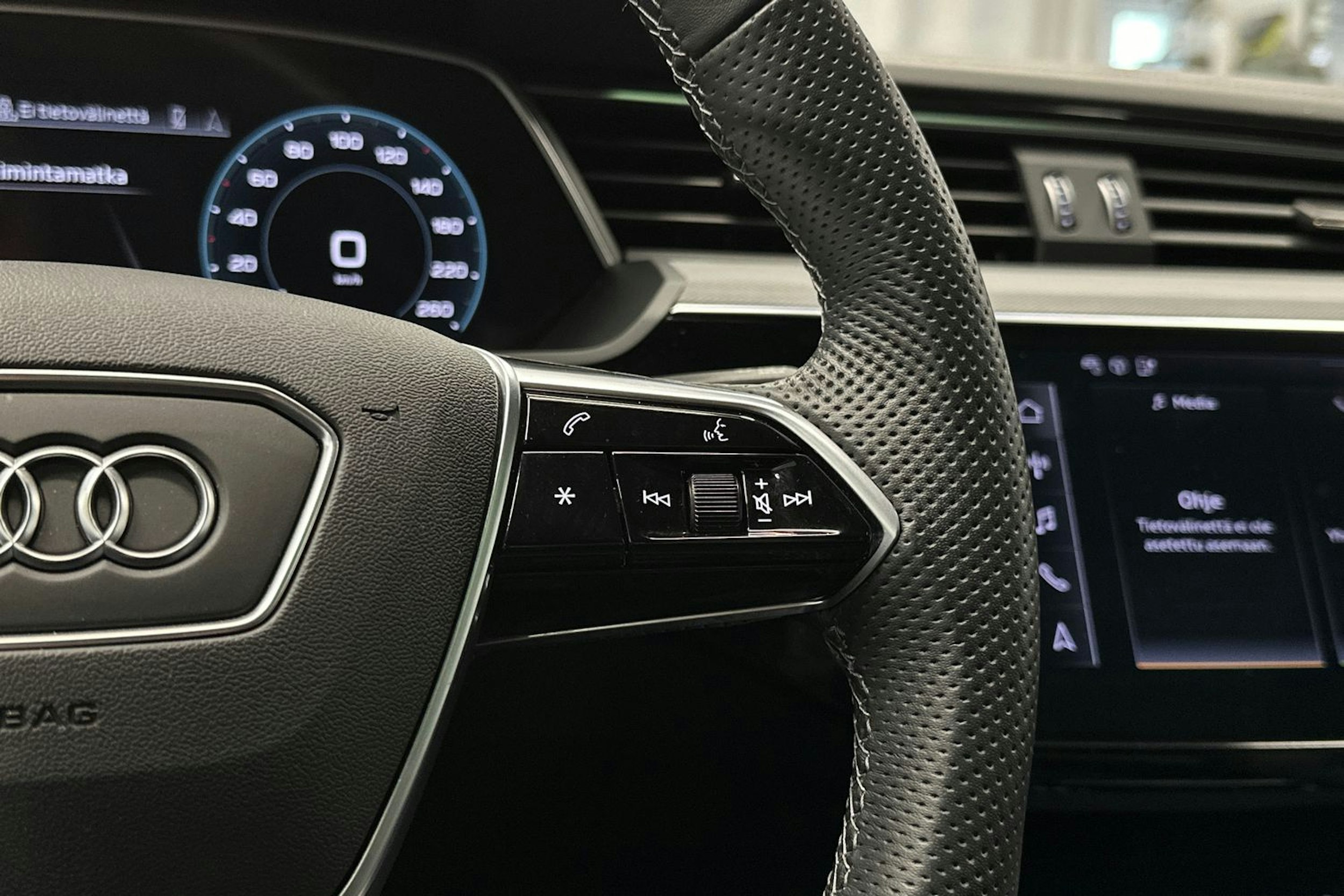 musta Audi Q8 e-tron 2024 kuva 26.