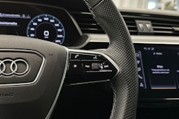 musta Audi Q8 e-tron 2024 kuva 26.