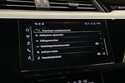 musta Audi Q8 e-tron 2024 kuva 36.