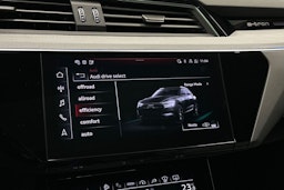 musta Audi Q8 e-tron 2024 kuva 38.