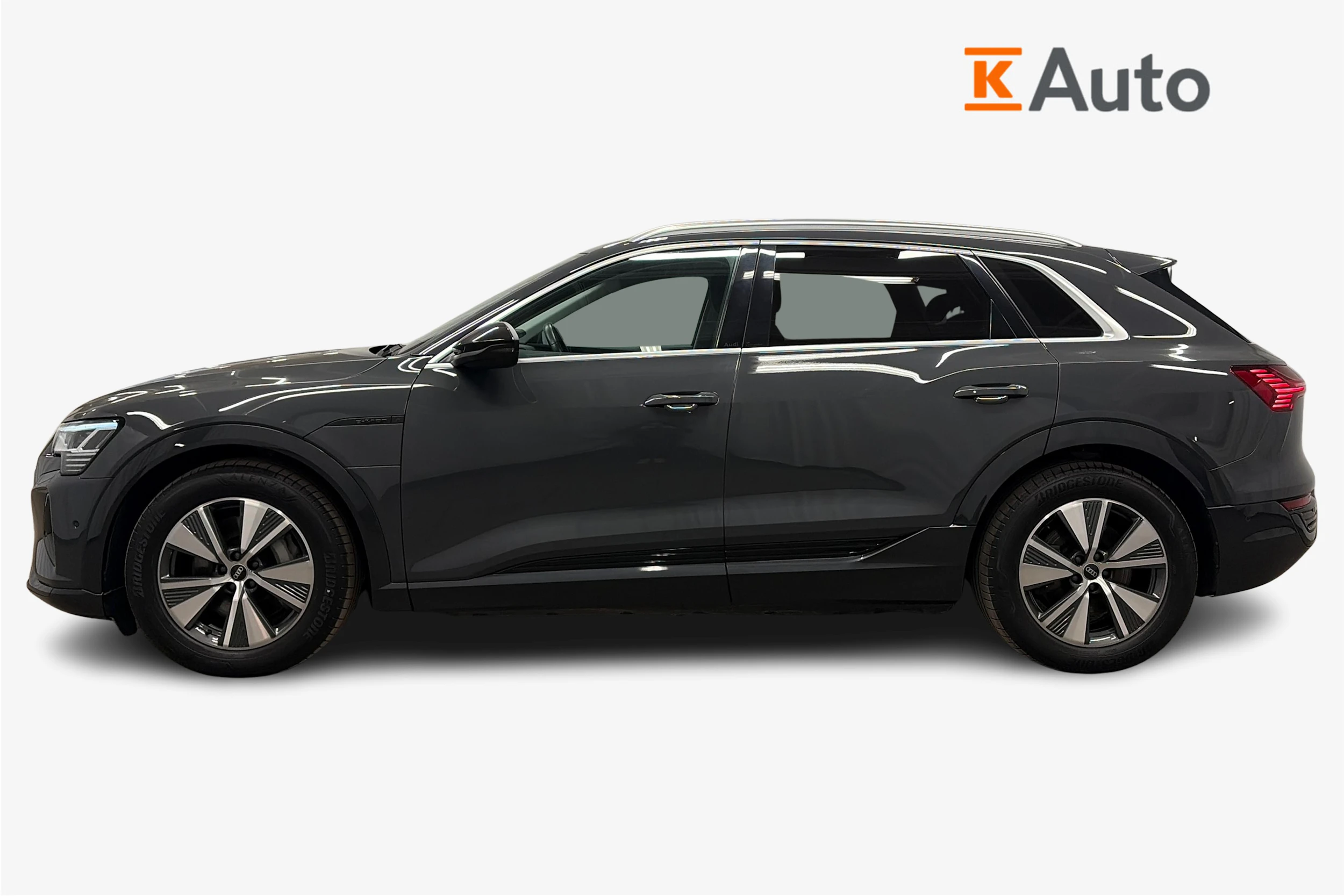 harmaa Audi Q8 e-tron 2024 kuva 5.