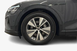 harmaa Audi Q8 e-tron 2024 kuva 9.