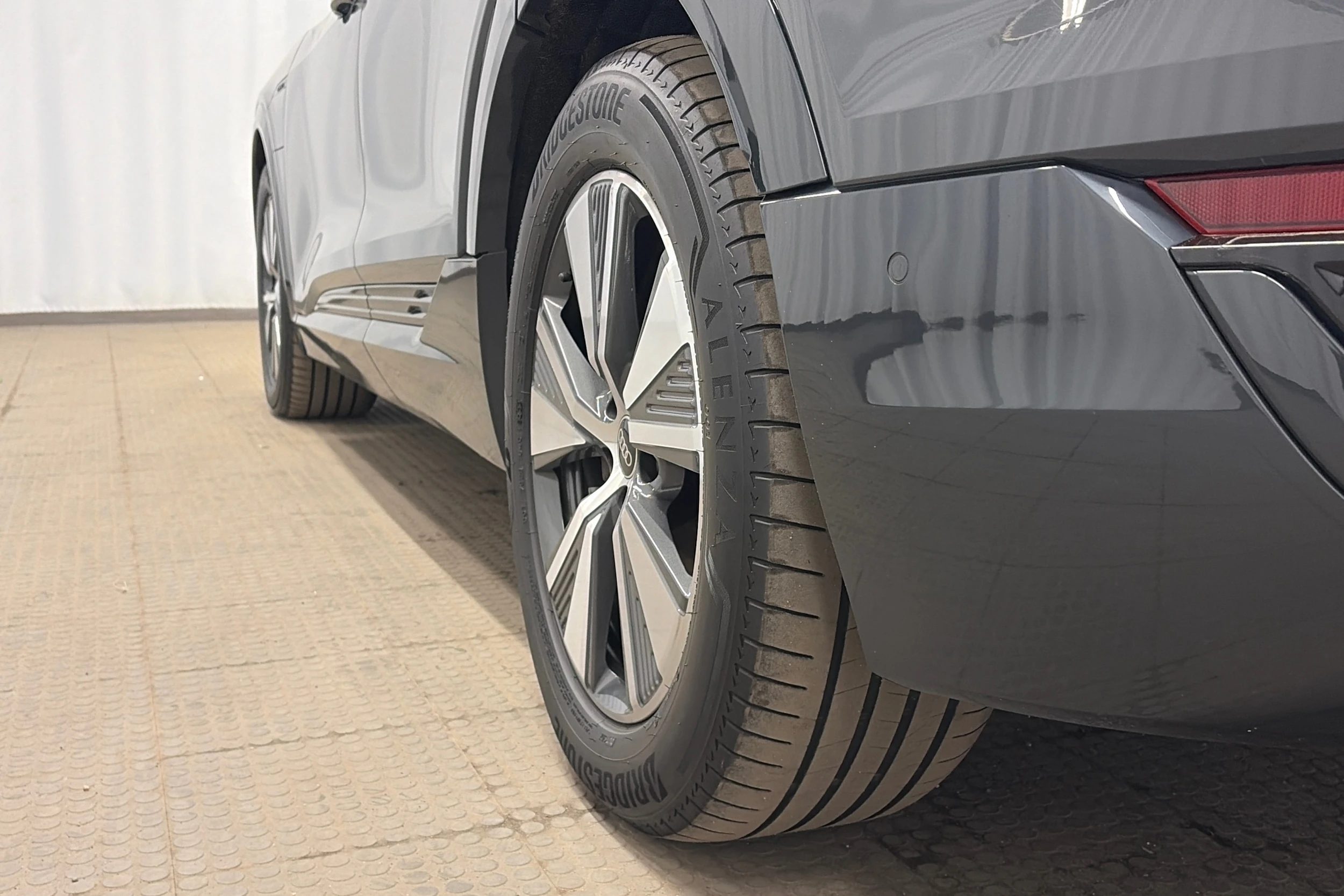 harmaa Audi Q8 e-tron 2024 kuva 10.
