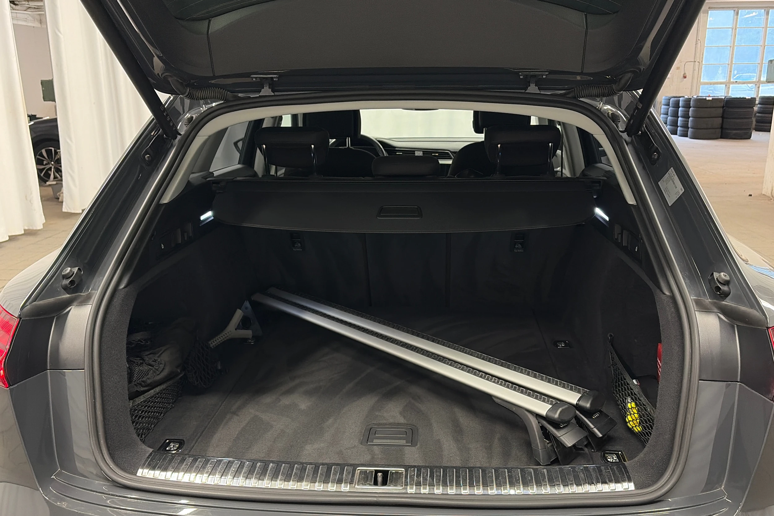 harmaa Audi Q8 e-tron 2024 kuva 11.