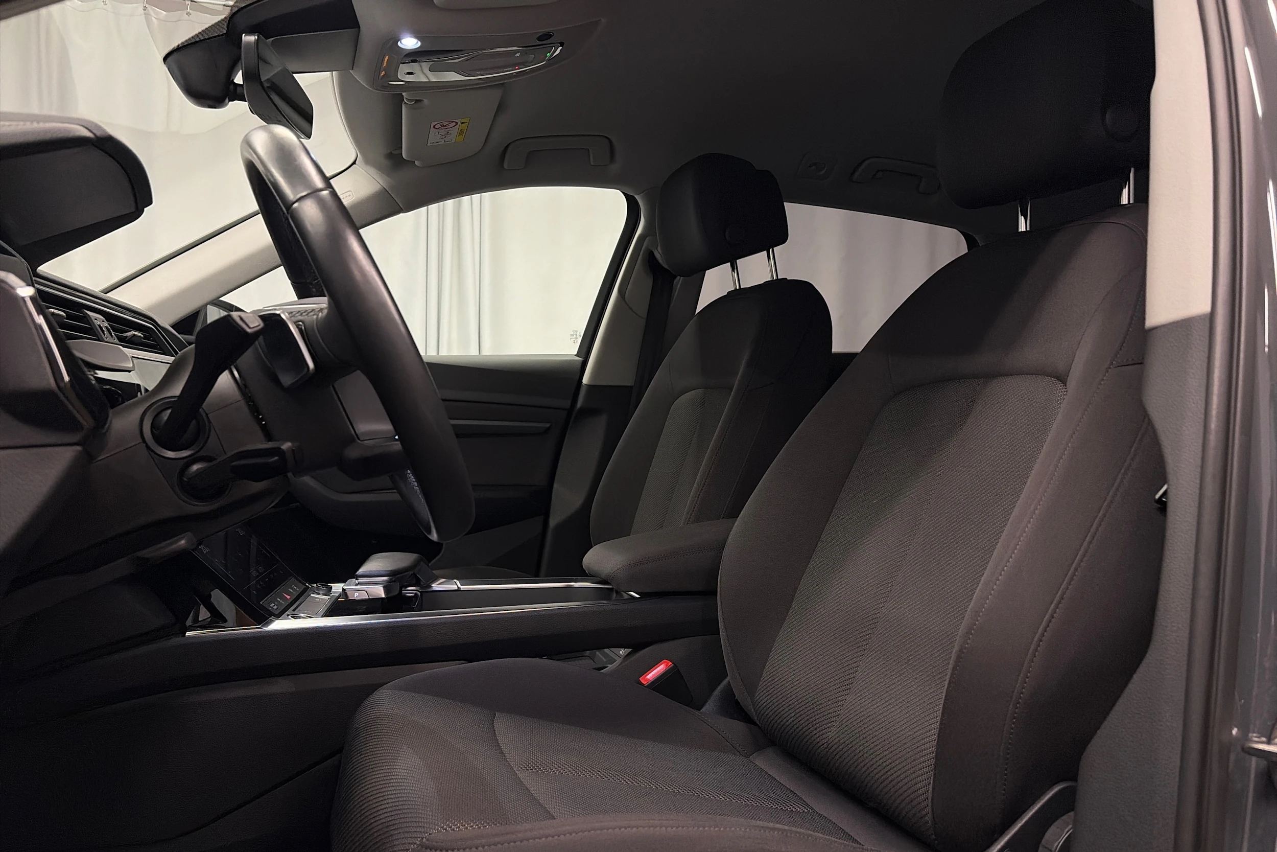 harmaa Audi Q8 e-tron 2024 kuva 14.
