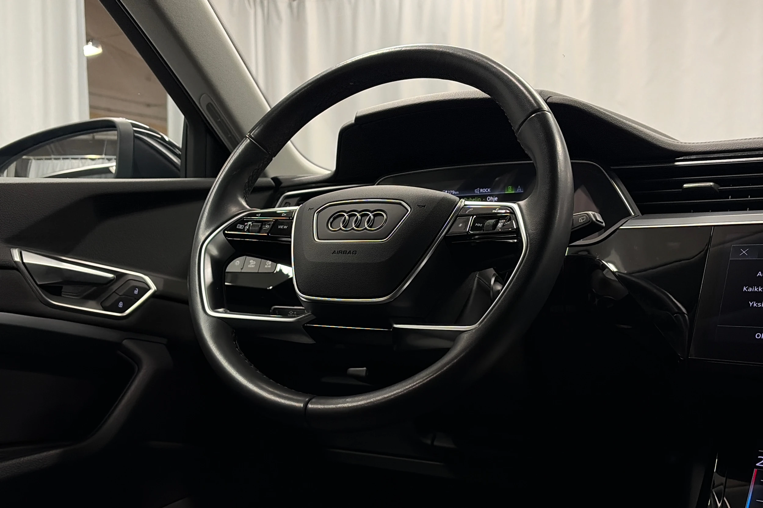 harmaa Audi Q8 e-tron 2024 kuva 16.