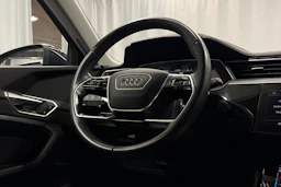 harmaa Audi Q8 e-tron 2024 kuva 16.