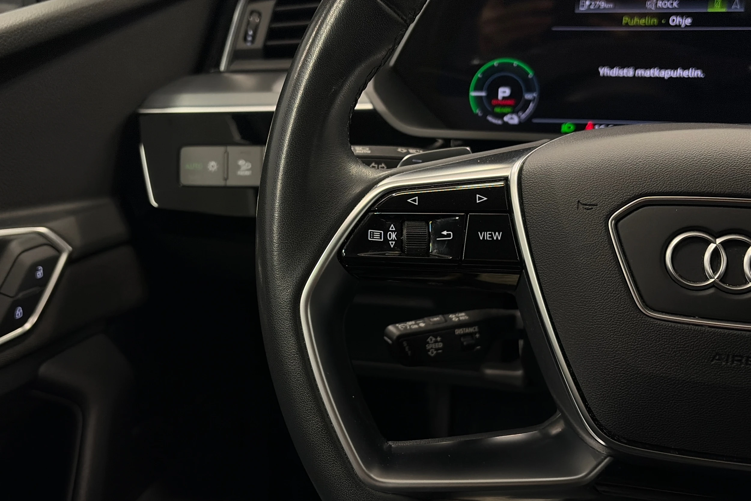 harmaa Audi Q8 e-tron 2024 kuva 17.
