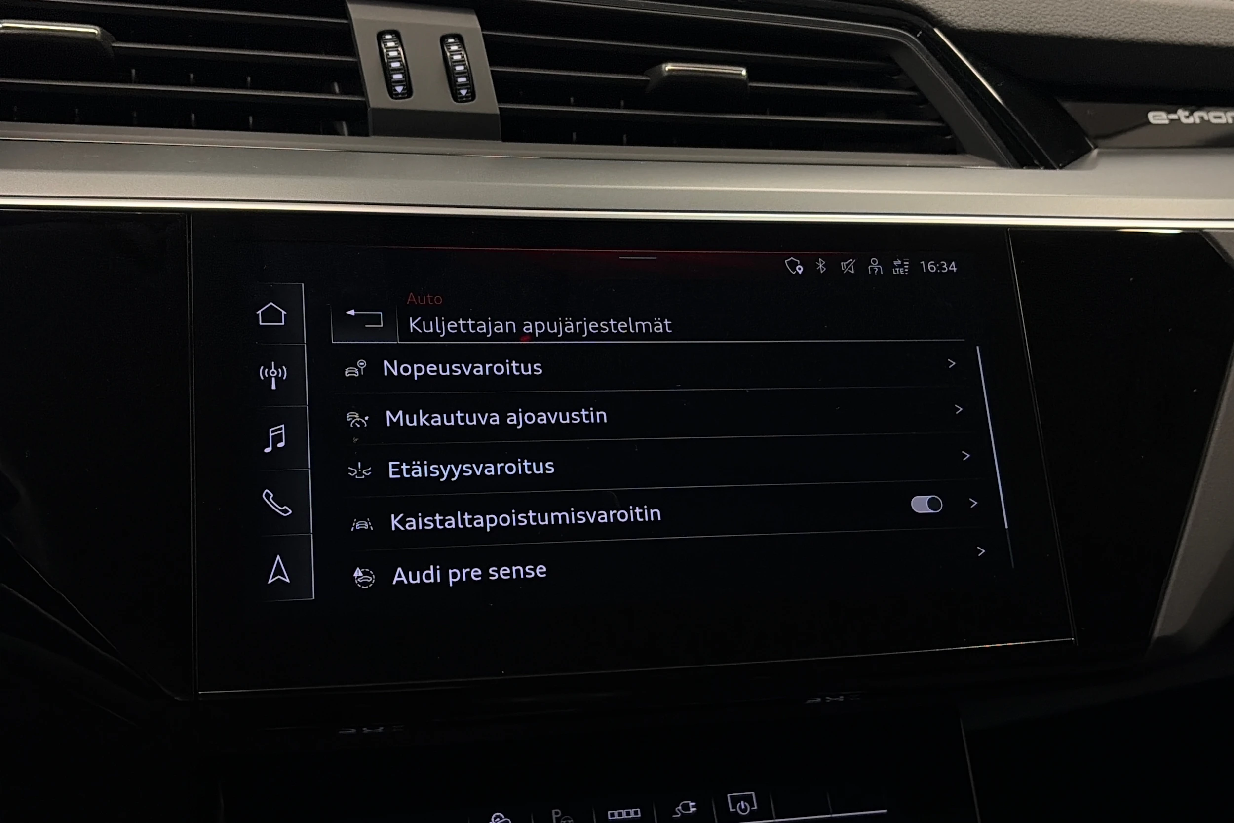 harmaa Audi Q8 e-tron 2024 kuva 22.