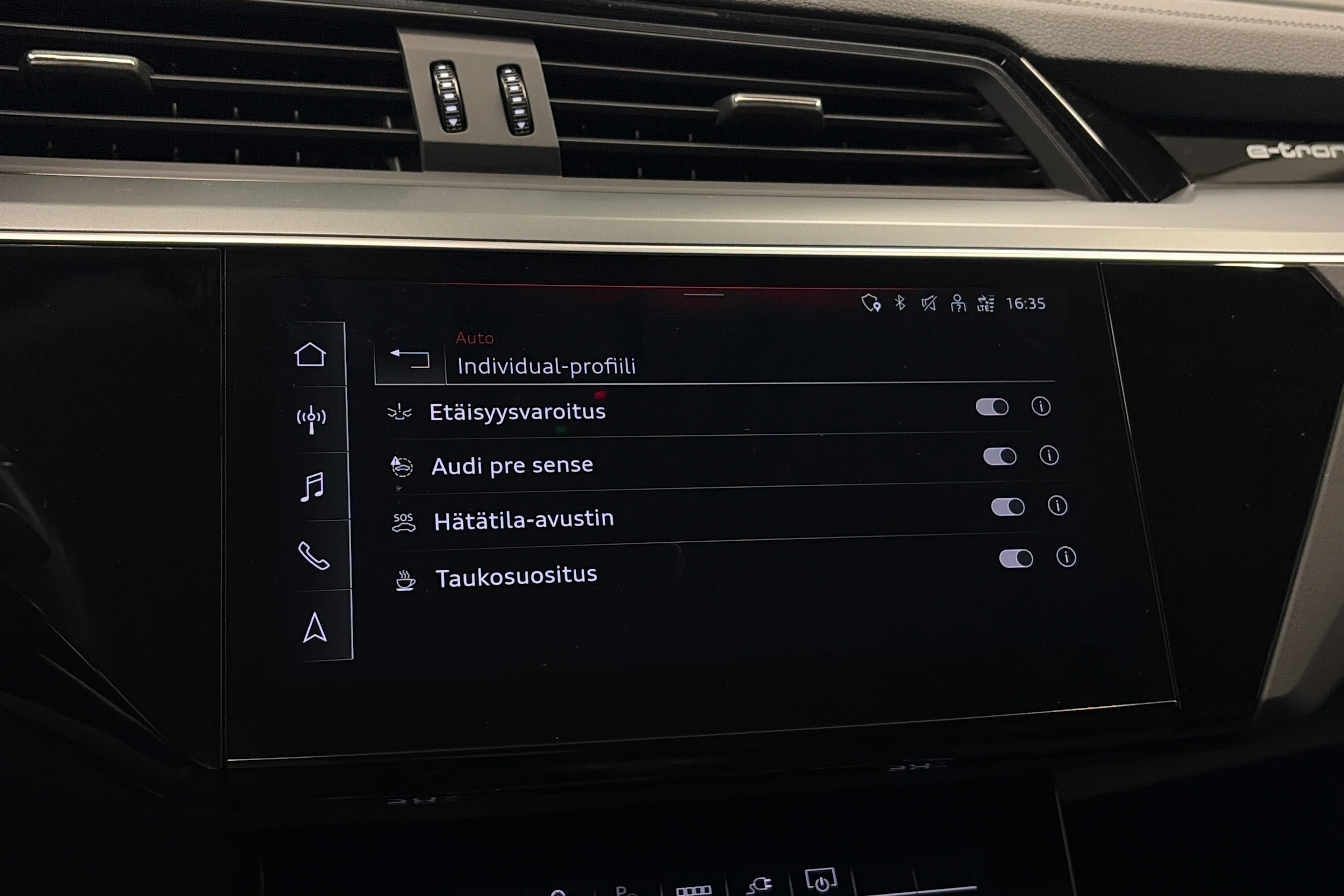 harmaa Audi Q8 e-tron 2024 kuva 23.