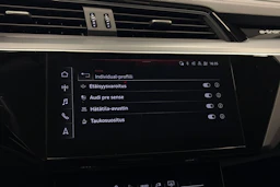 harmaa Audi Q8 e-tron 2024 kuva 23.