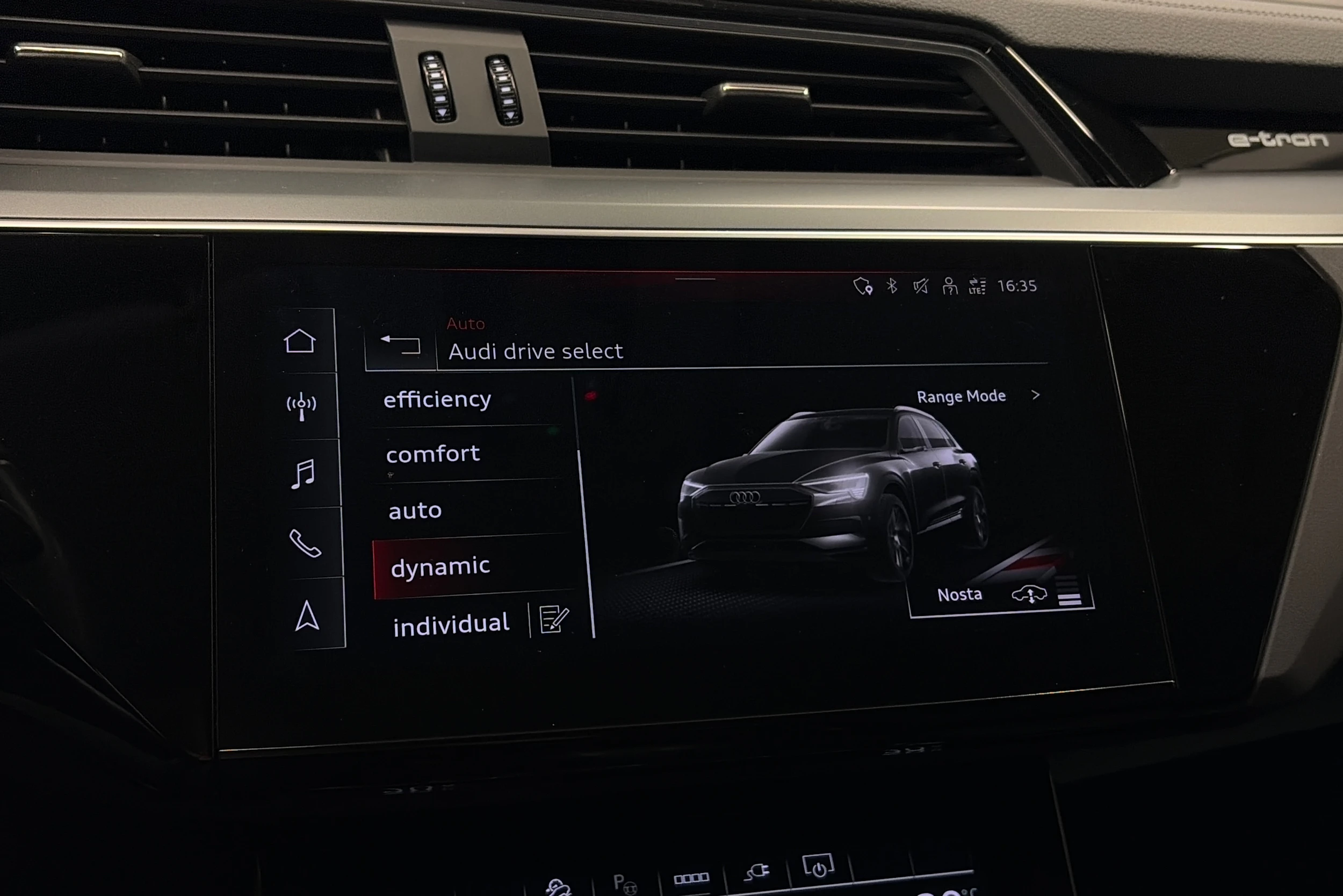 harmaa Audi Q8 e-tron 2024 kuva 24.