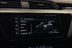 harmaa Audi Q8 e-tron 2024 kuva 24.