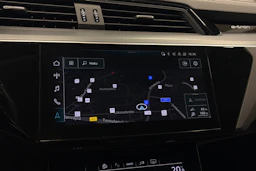 harmaa Audi Q8 e-tron 2024 kuva 27.
