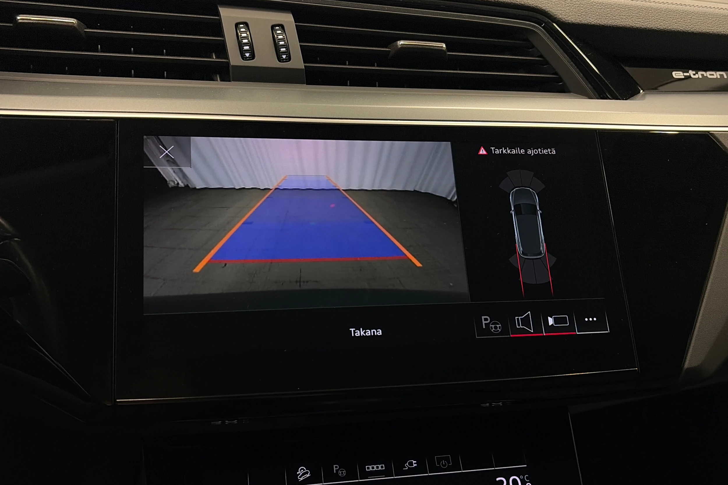 harmaa Audi Q8 e-tron 2024 kuva 28.