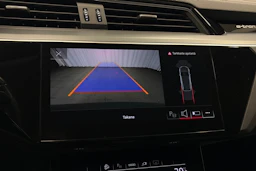 harmaa Audi Q8 e-tron 2024 kuva 28.