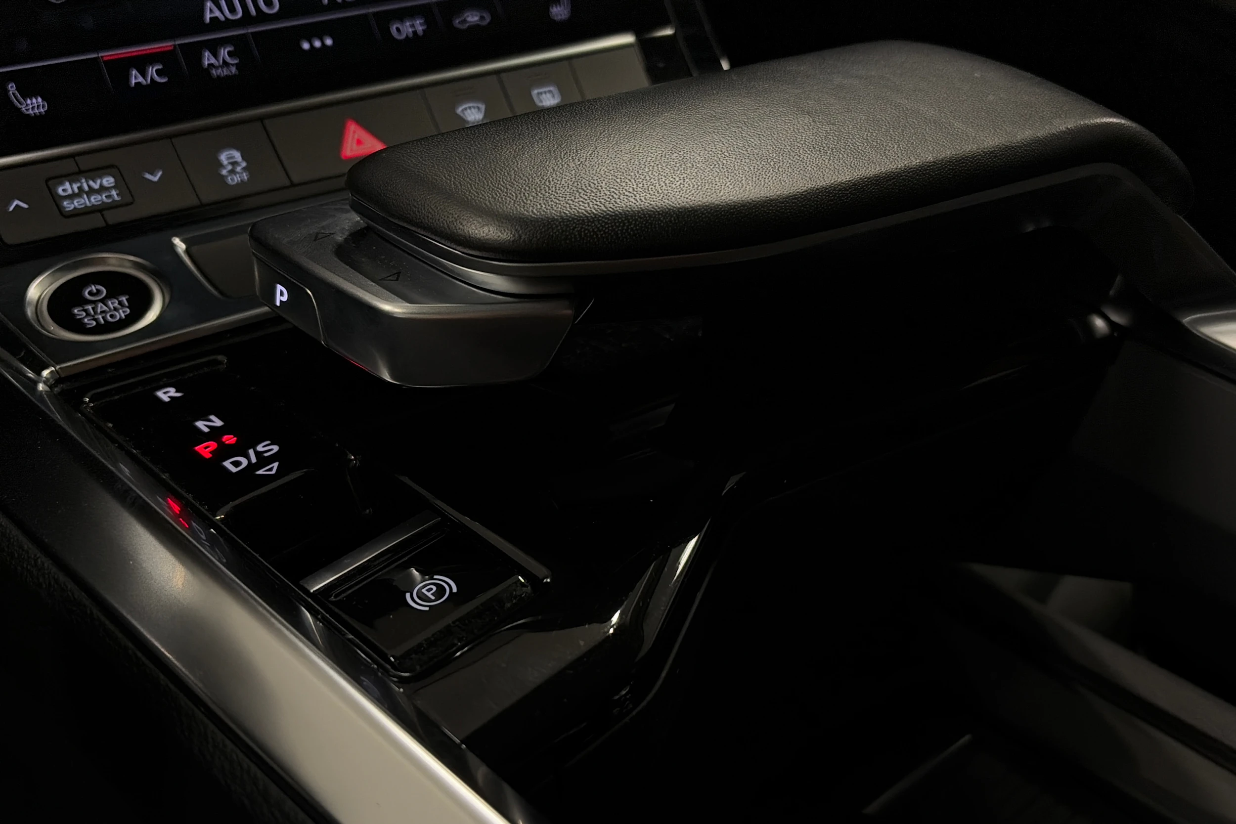 harmaa Audi Q8 e-tron 2024 kuva 30.