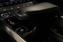 harmaa Audi Q8 e-tron 2024 kuva 30.