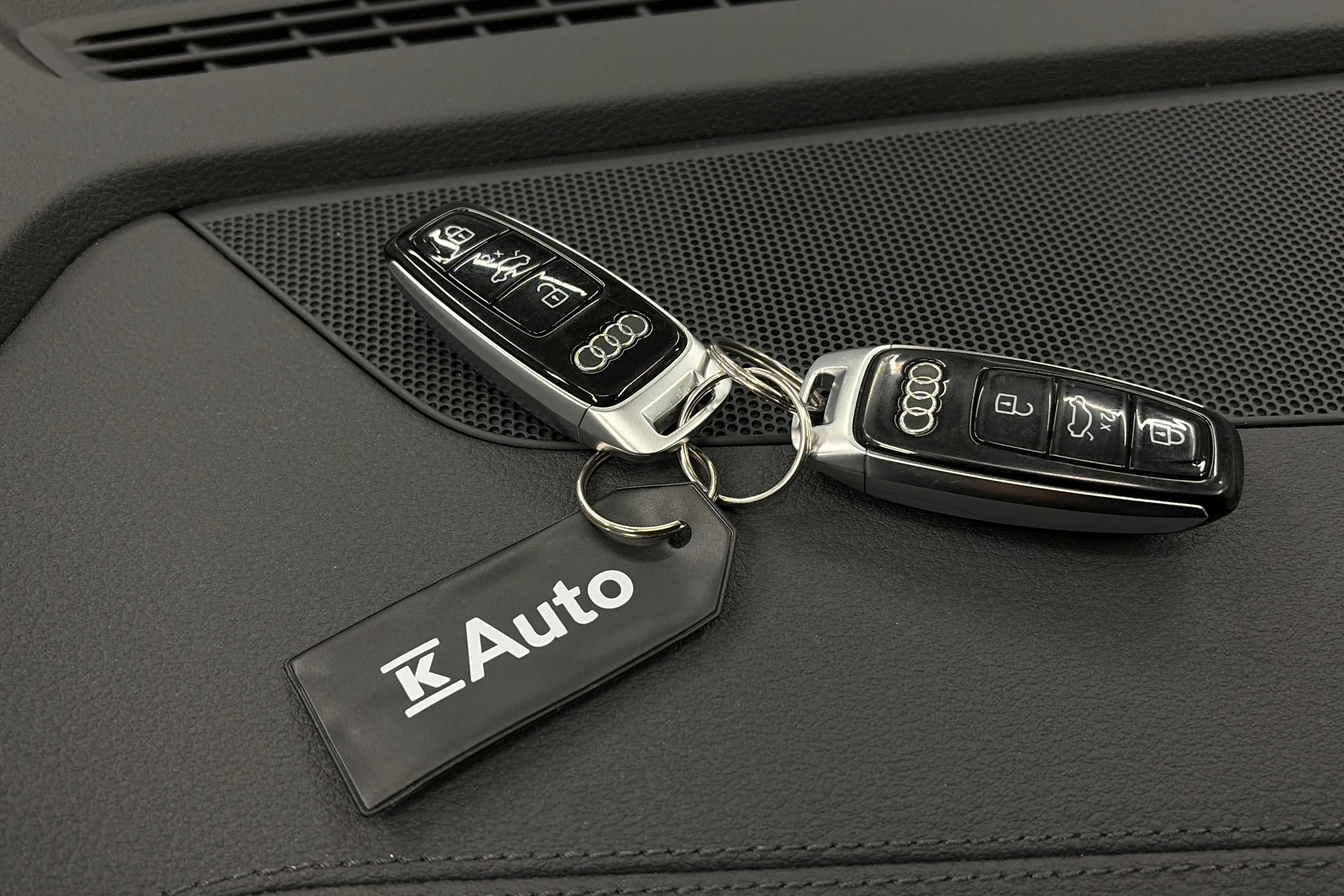 harmaa Audi Q8 e-tron 2024 kuva 32.