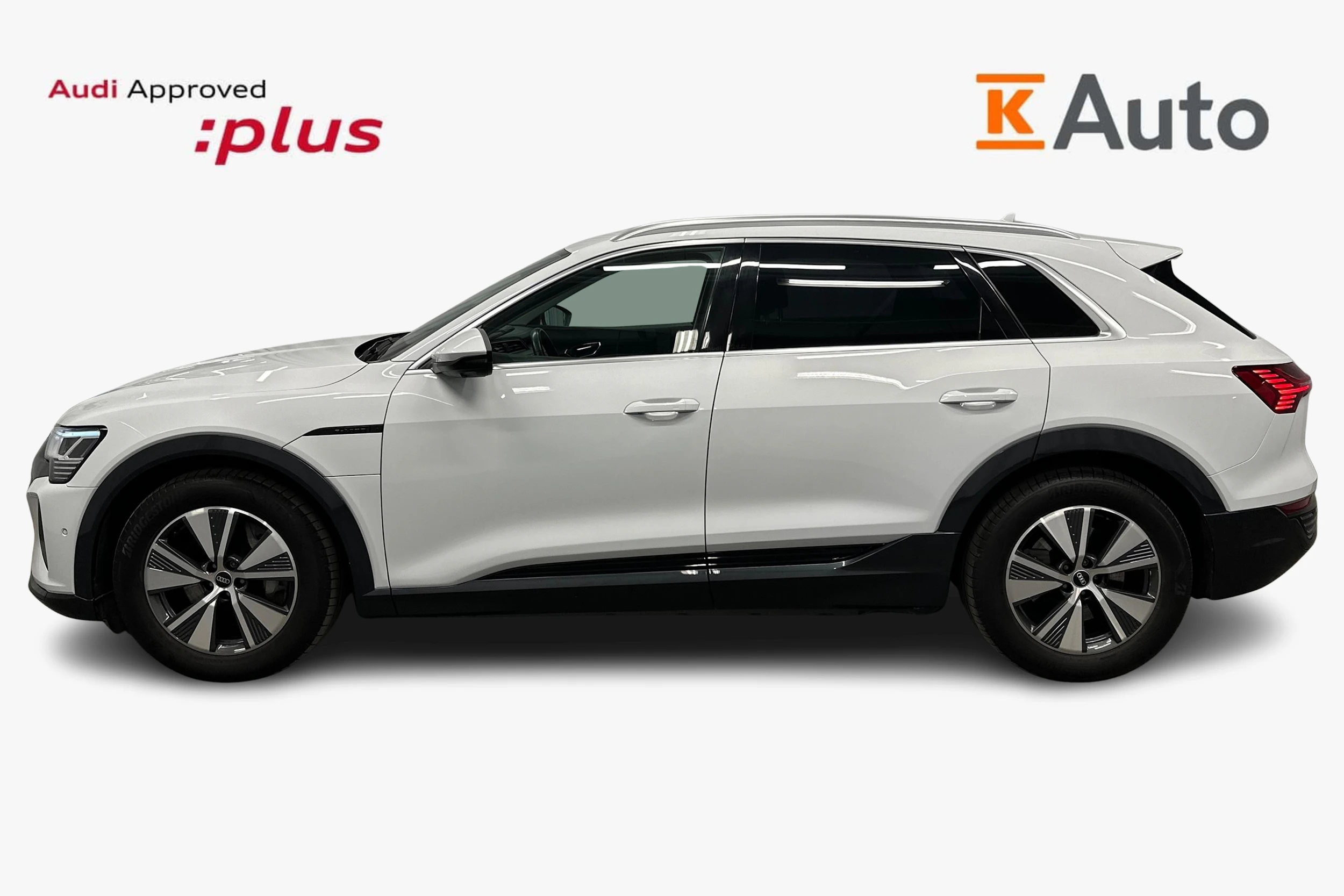 Valkoinen Audi Q8 e-tron 2024 kuva 5.