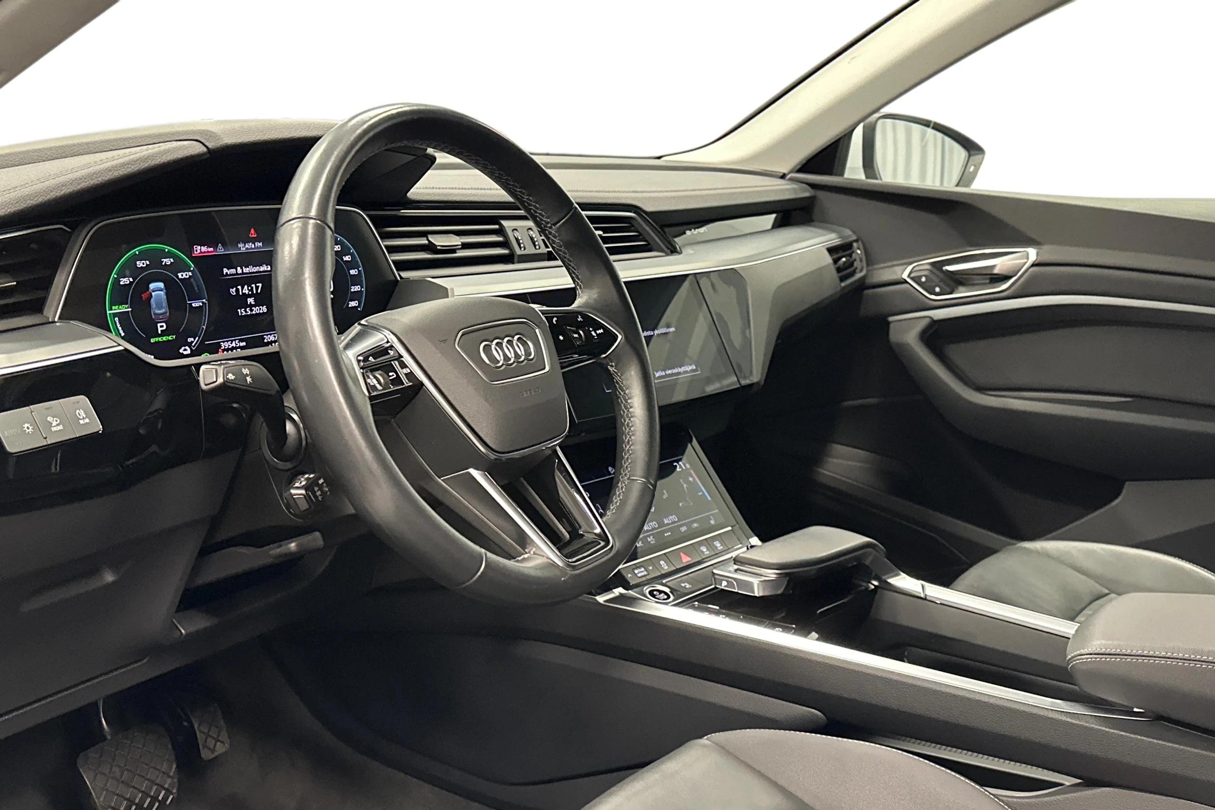 Valkoinen Audi Q8 e-tron 2024 kuva 6.