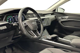 Valkoinen Audi Q8 e-tron 2024 kuva 6.