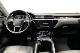 Valkoinen Audi Q8 e-tron 2024 kuva 7.