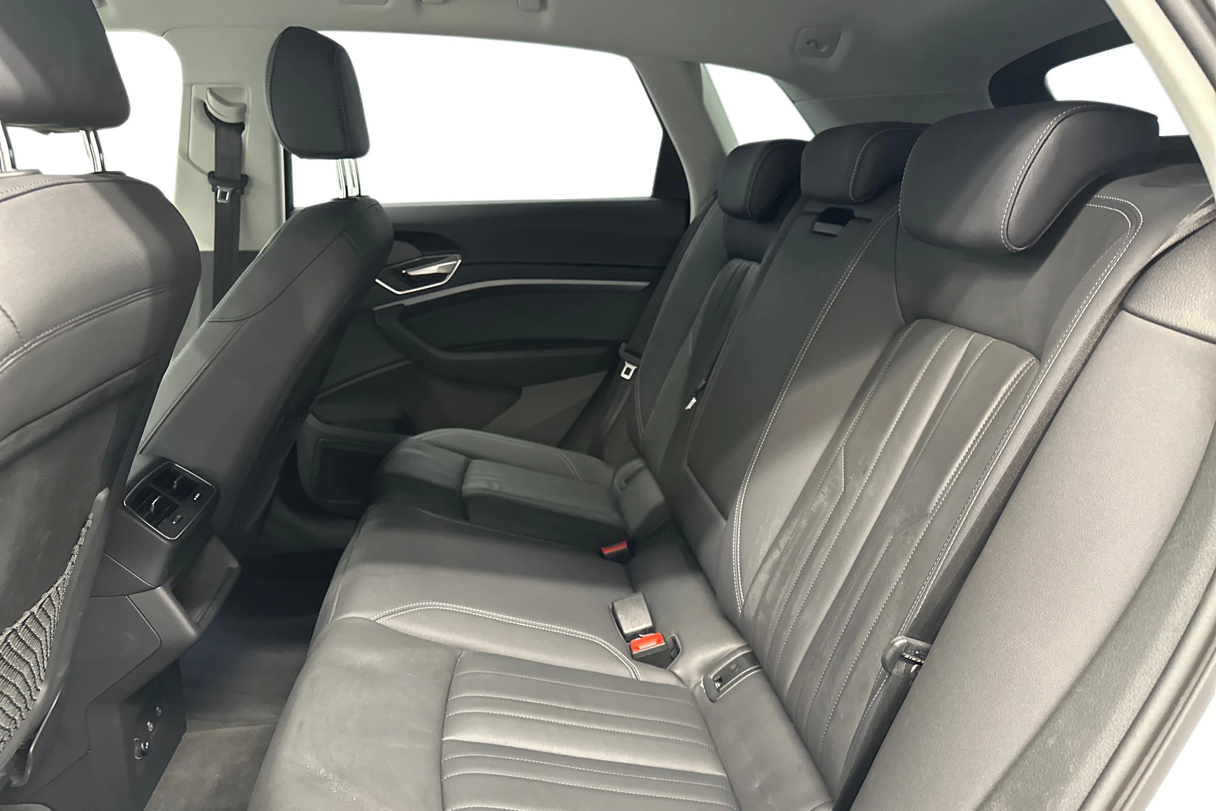 Valkoinen Audi Q8 e-tron 2024 kuva 8.