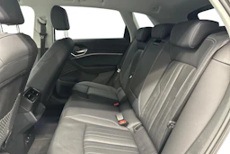 Valkoinen Audi Q8 e-tron 2024 kuva 8.