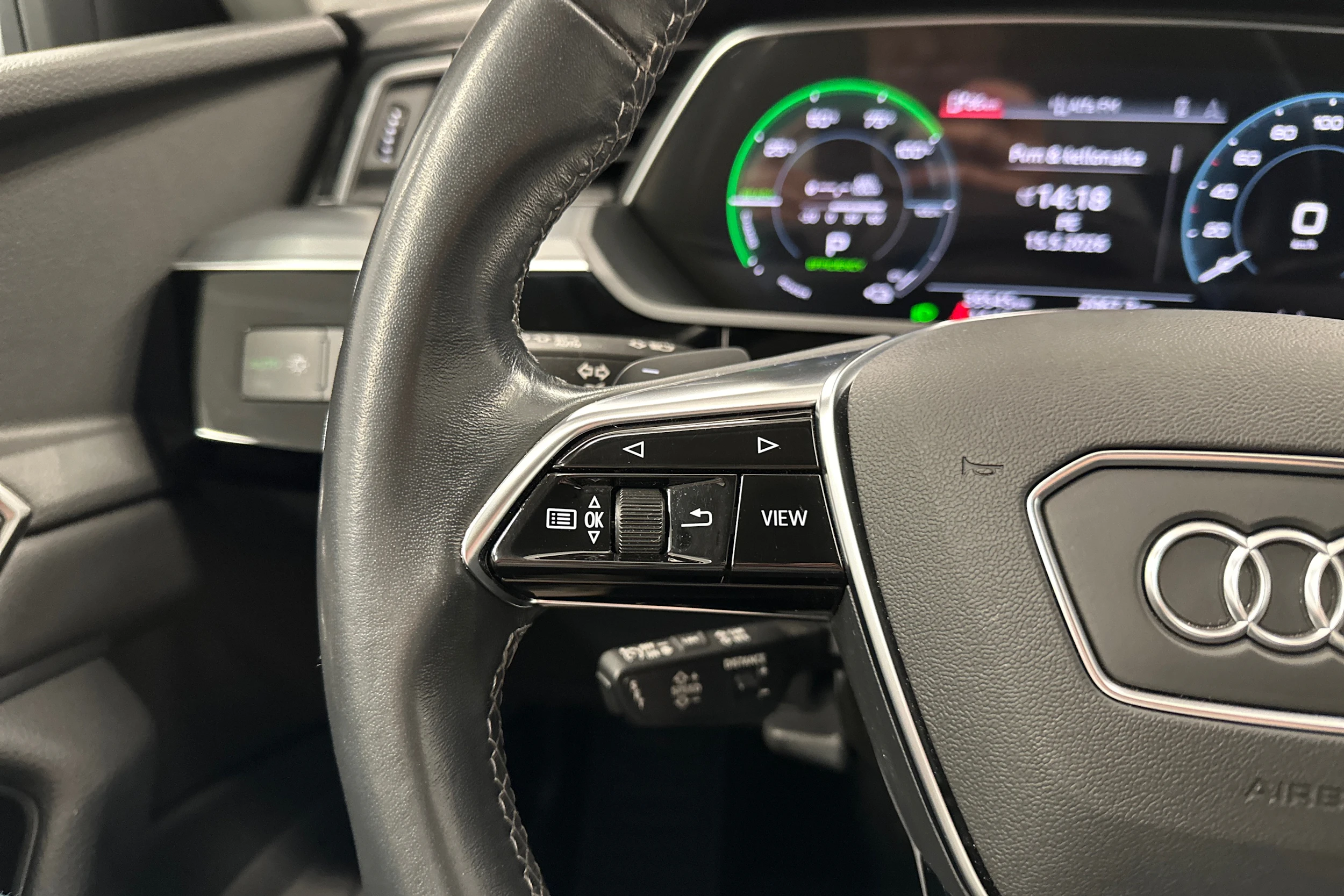 Valkoinen Audi Q8 e-tron 2024 kuva 11.