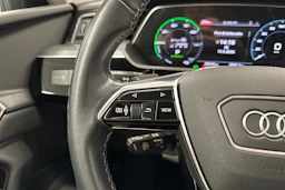 Valkoinen Audi Q8 e-tron 2024 kuva 11.