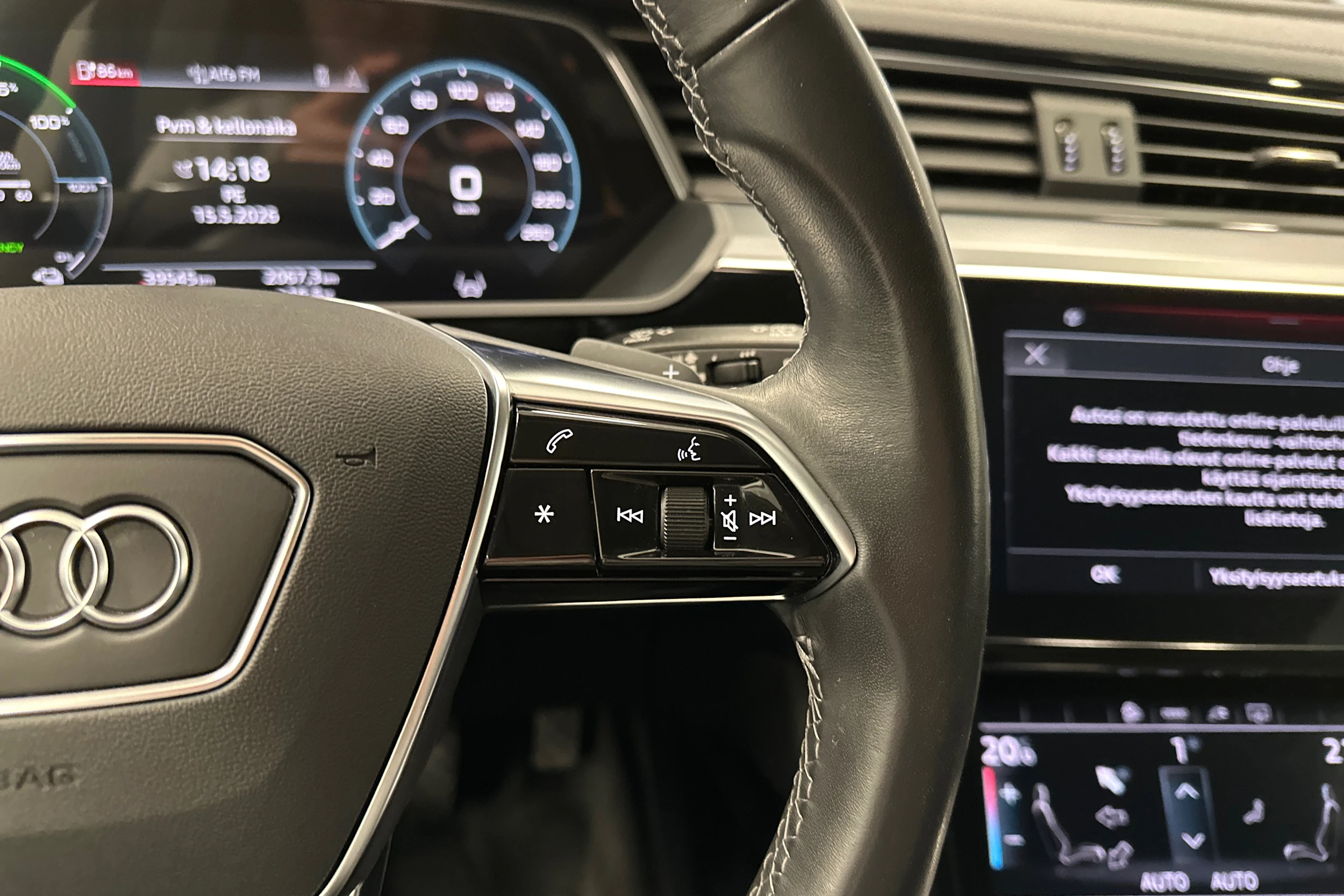 Valkoinen Audi Q8 e-tron 2024 kuva 12.