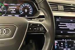 Valkoinen Audi Q8 e-tron 2024 kuva 12.
