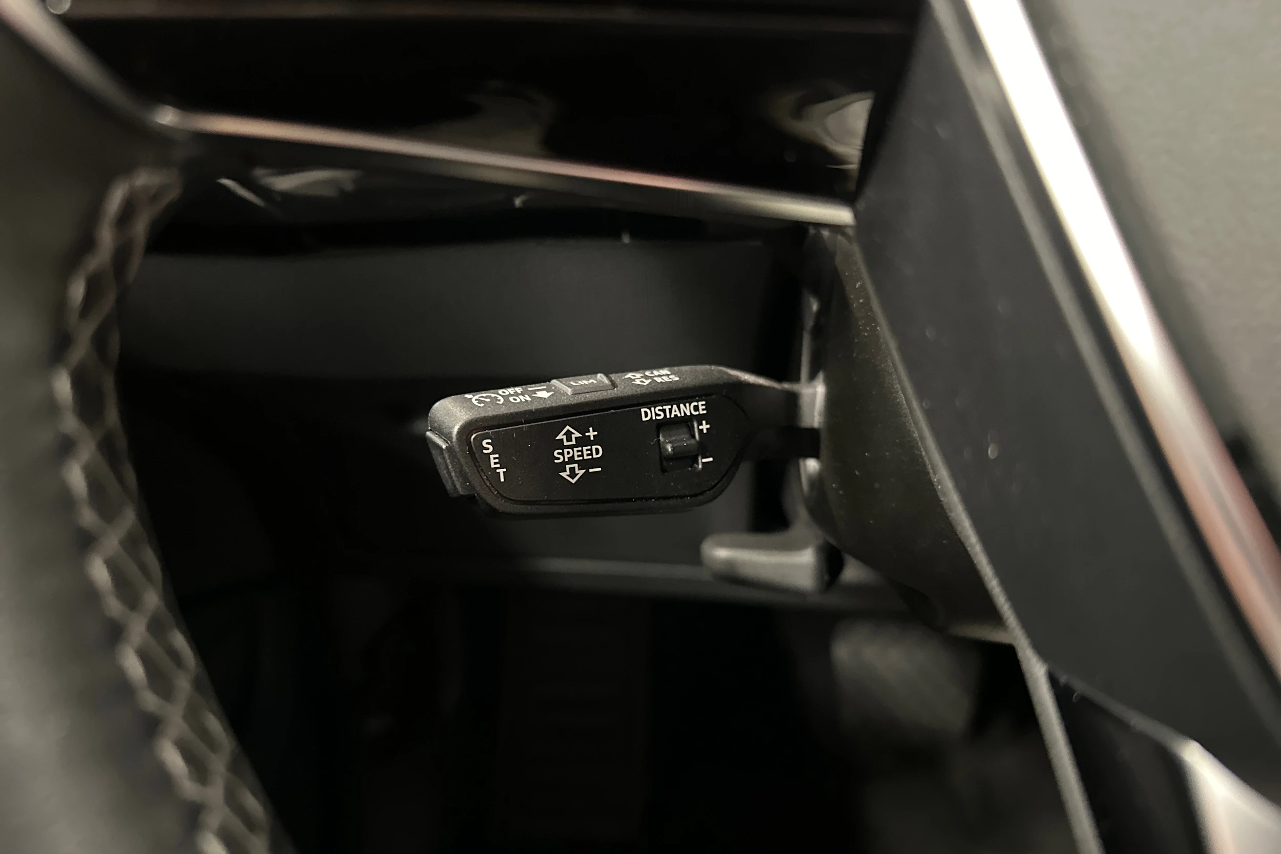 Valkoinen Audi Q8 e-tron 2024 kuva 13.