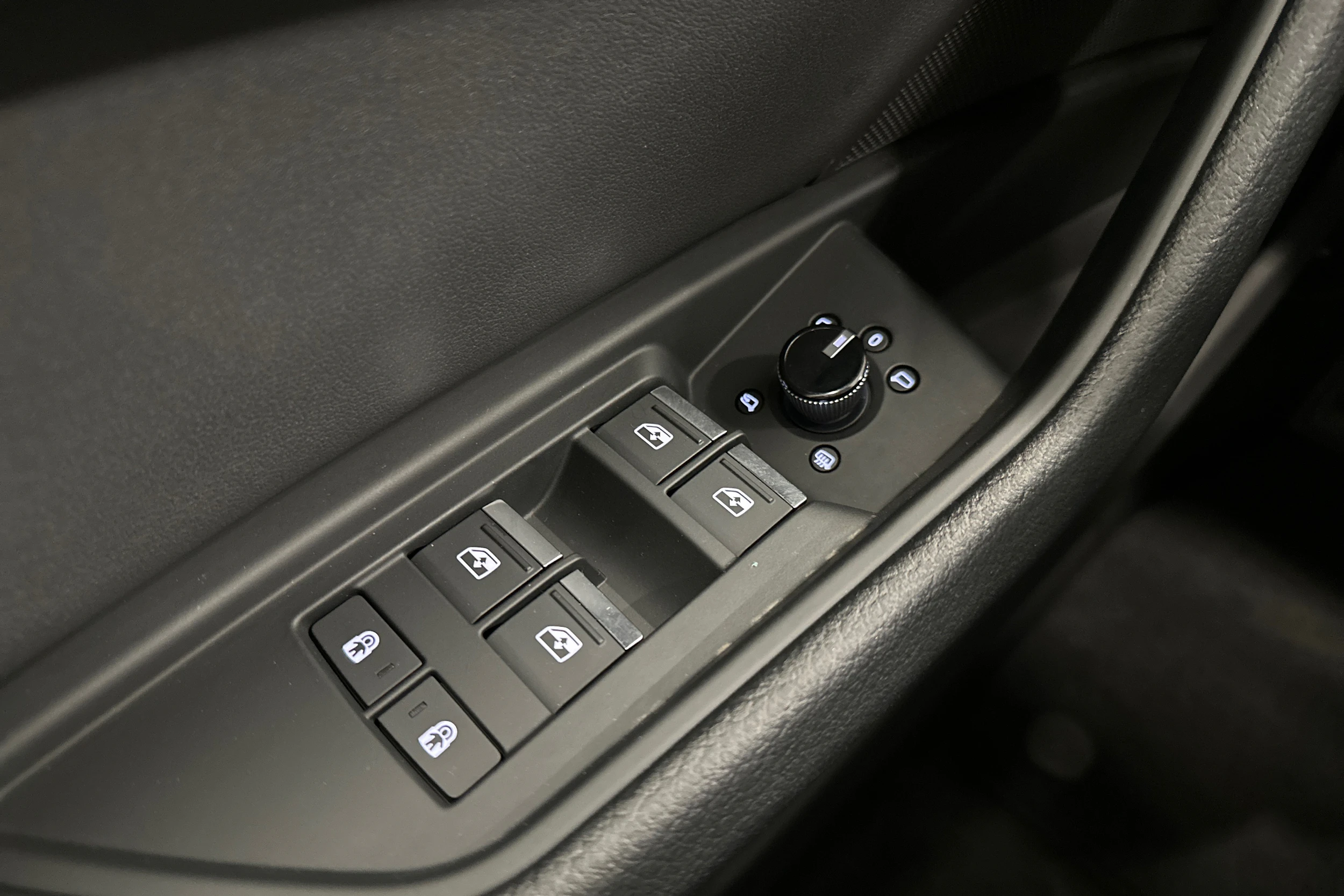 Valkoinen Audi Q8 e-tron 2024 kuva 14.