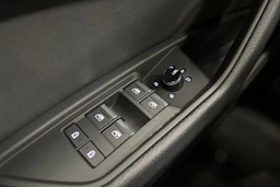 Valkoinen Audi Q8 e-tron 2024 kuva 14.
