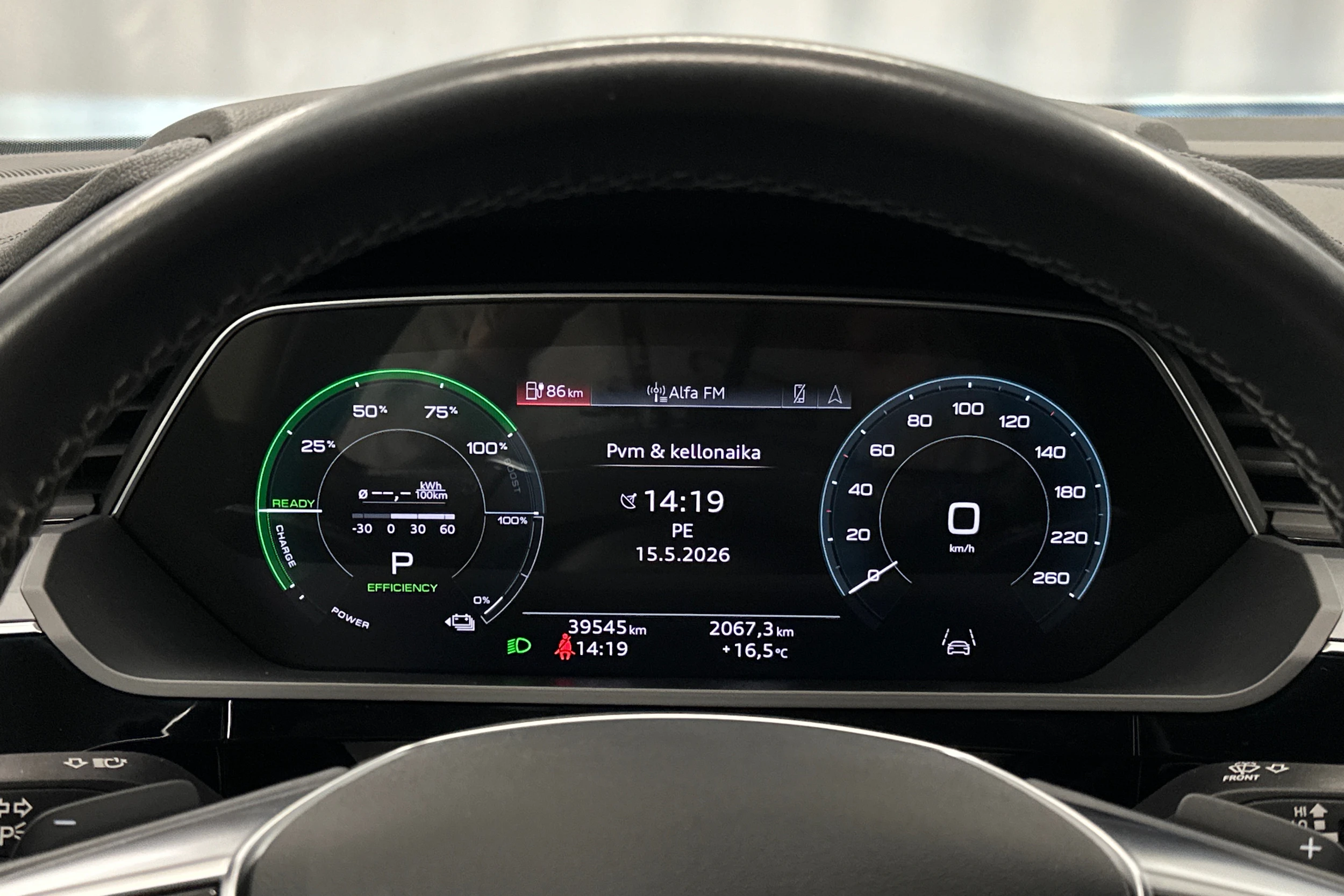 Valkoinen Audi Q8 e-tron 2024 kuva 15.