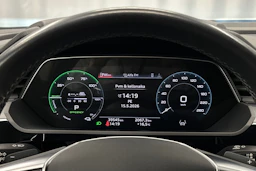Valkoinen Audi Q8 e-tron 2024 kuva 15.