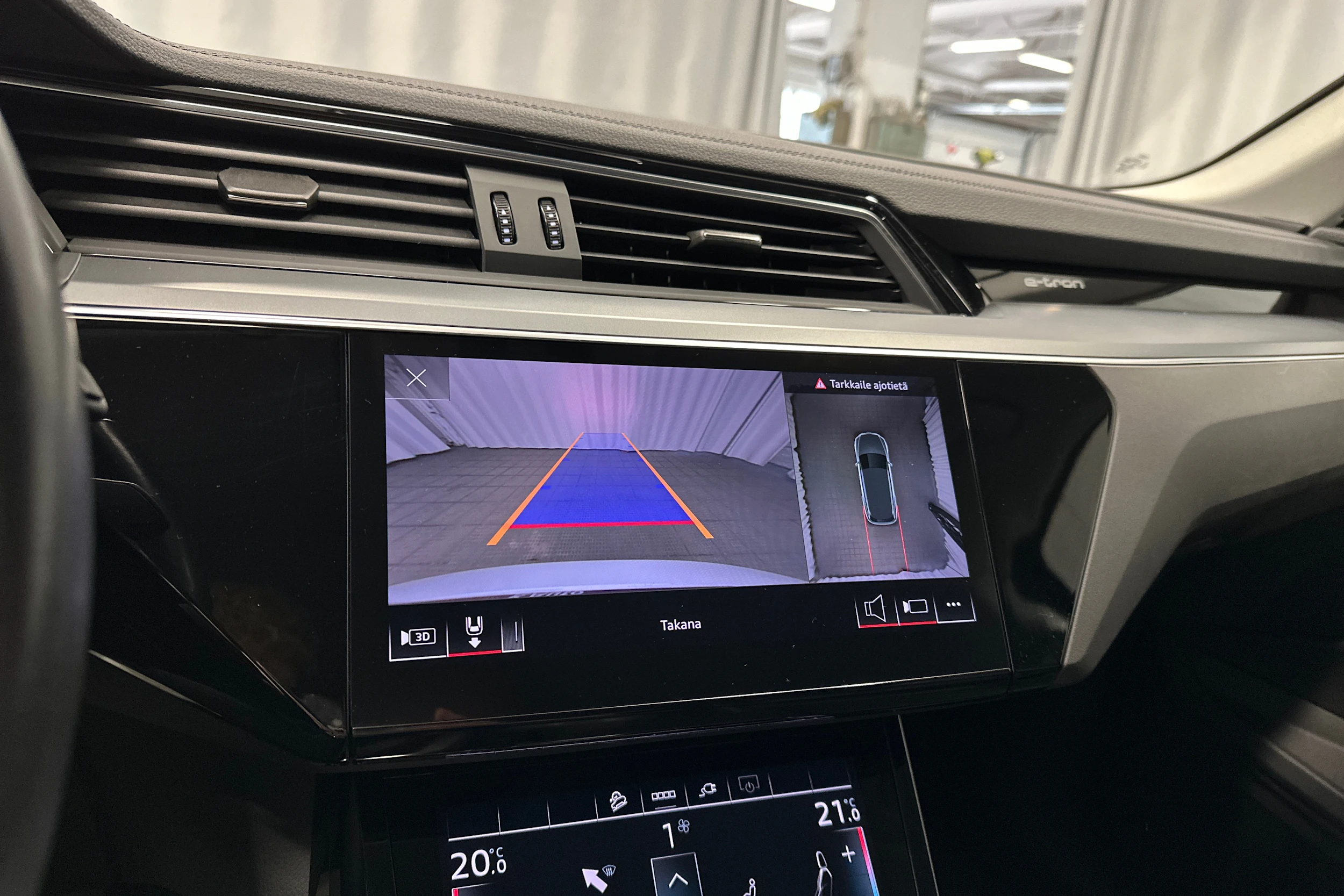 Valkoinen Audi Q8 e-tron 2024 kuva 16.