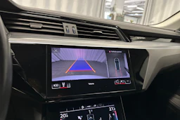 Valkoinen Audi Q8 e-tron 2024 kuva 16.