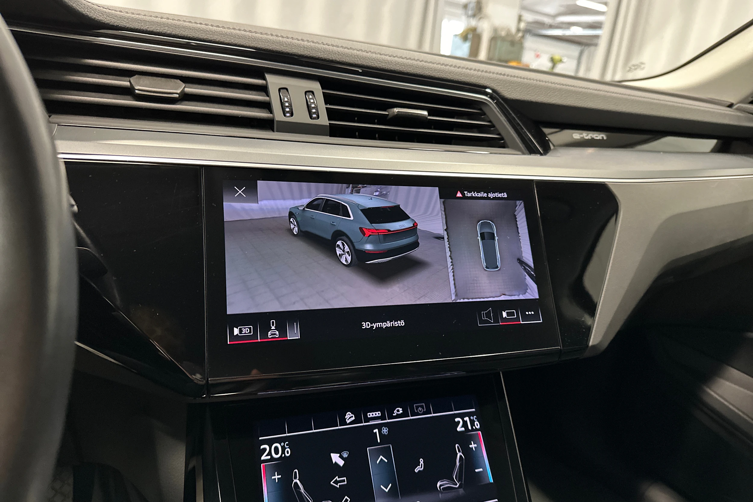 Valkoinen Audi Q8 e-tron 2024 kuva 17.