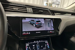 Valkoinen Audi Q8 e-tron 2024 kuva 17.