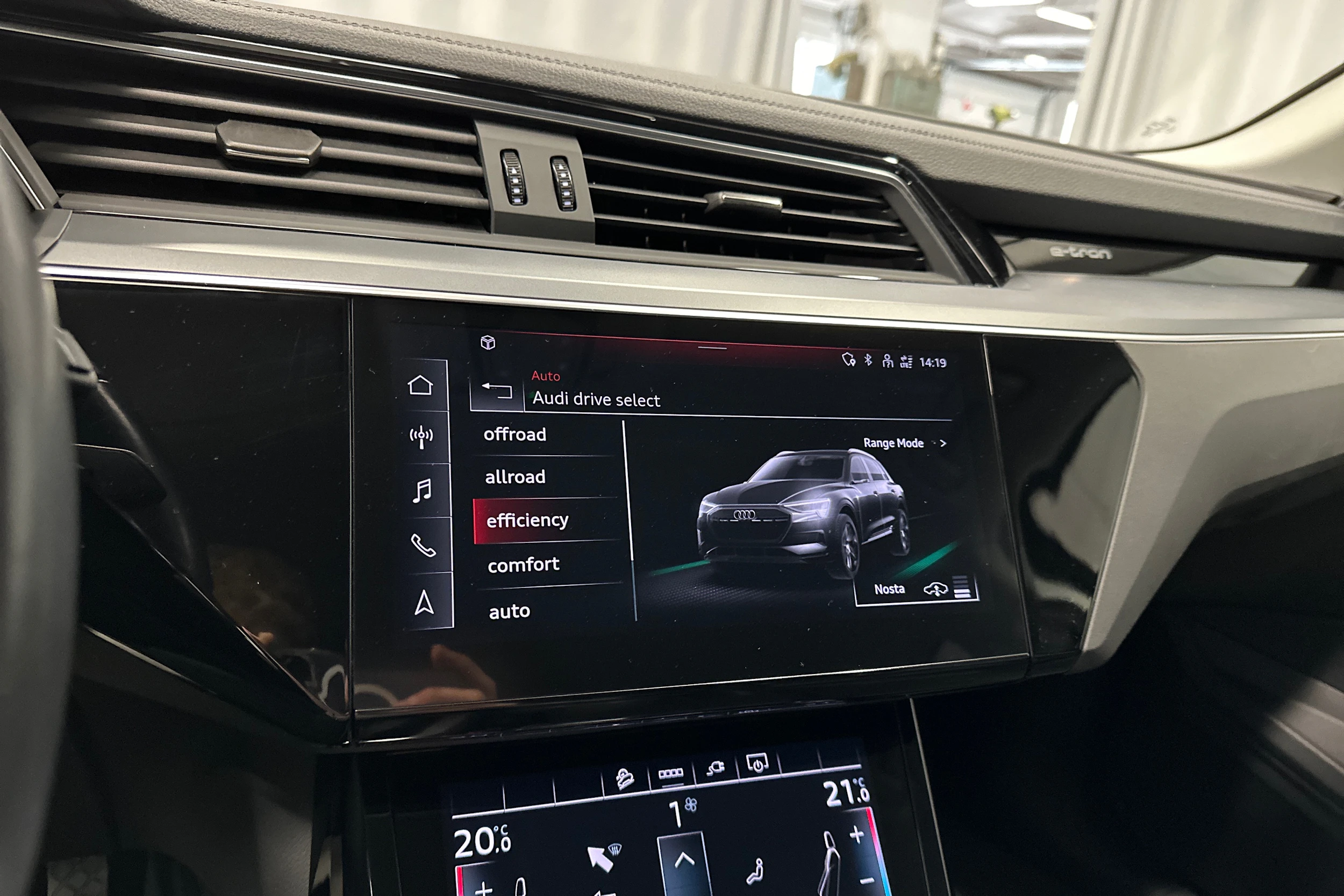 Valkoinen Audi Q8 e-tron 2024 kuva 18.