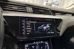 Valkoinen Audi Q8 e-tron 2024 kuva 18.