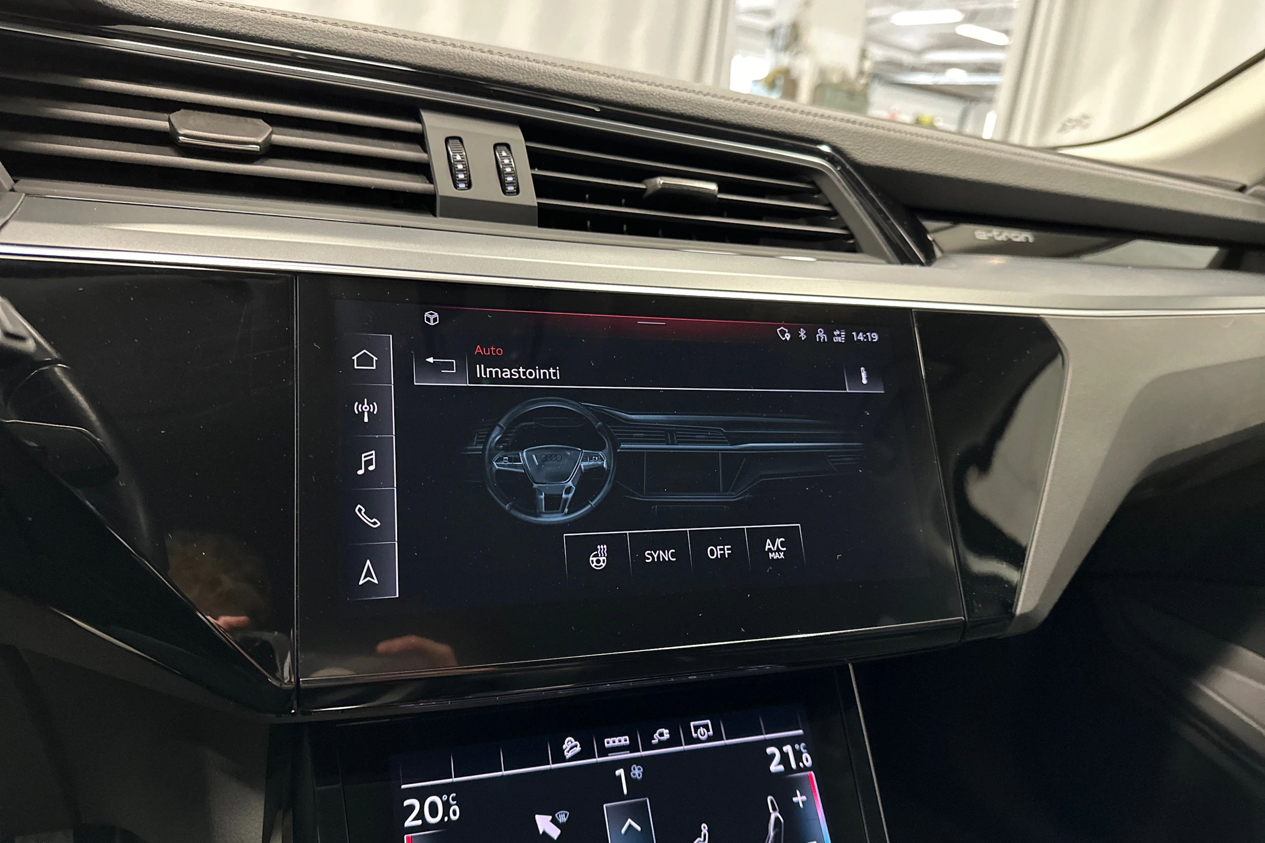Valkoinen Audi Q8 e-tron 2024 kuva 19.
